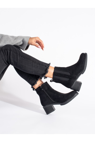 Melns  zābaki  uz papēža 2