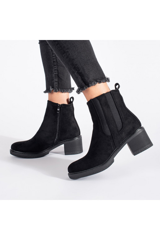 Melns  zābaki  uz papēža