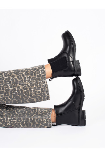 Melns    Sergio Leone