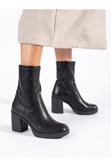 Melns sieviešu zābaki uz papēža Sergio Leone