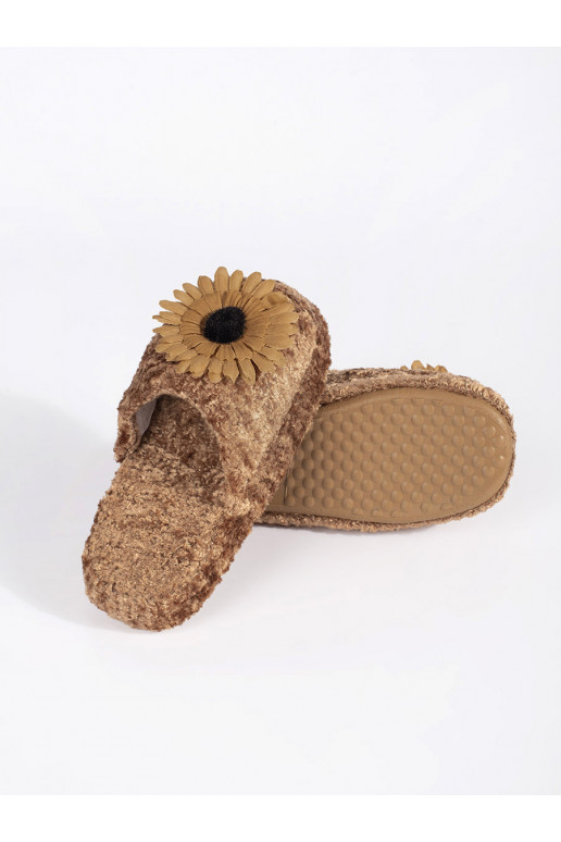 brūnas krāsas kapcie  z ozdobnym em