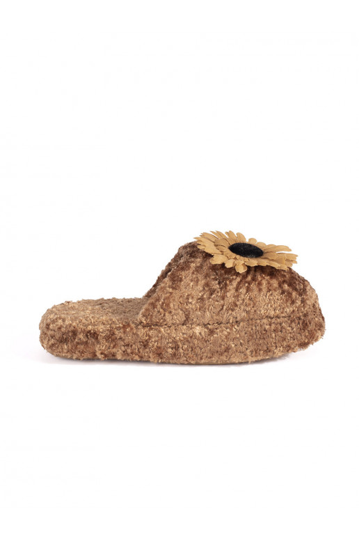 brūnas krāsas kapcie  z ozdobnym em