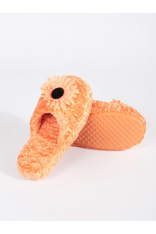 oranžas krāsas kapcie  z ozdobnym em