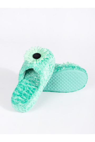 Zaļas krāsas kapcie  z ozdobnym em