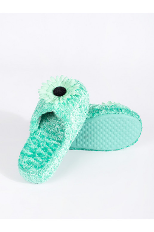 Zaļas krāsas kapcie  z ozdobnym em