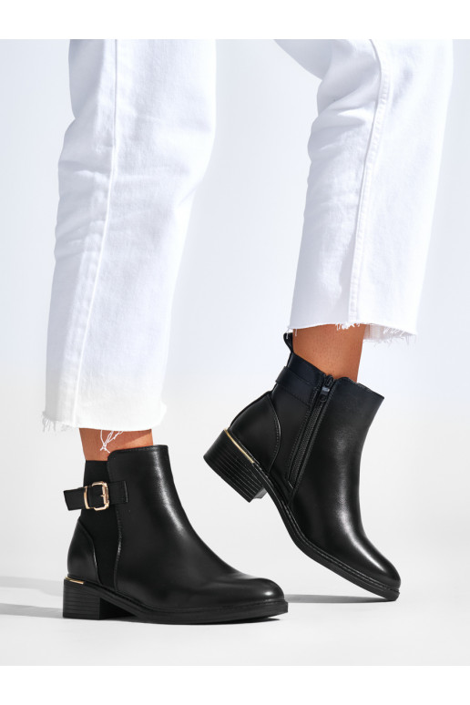   Melnas krāsas zābaki ar sprādzēm