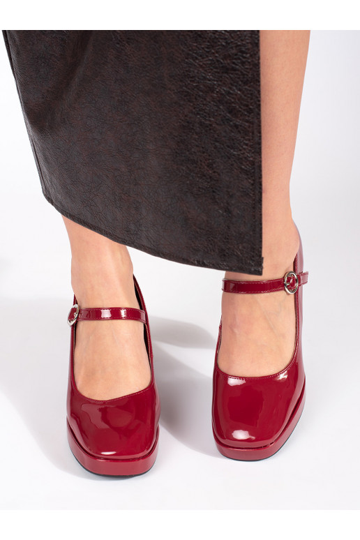 sarkanas krāsas kurpes  uz papēža 