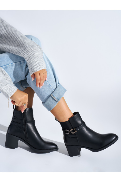 Melns sieviešu zābaki uz papēža