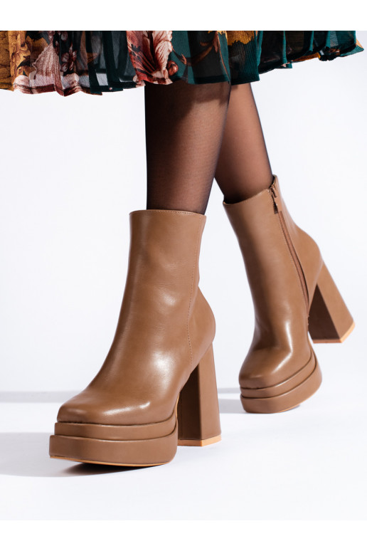 smilšu krāsas zābaki 