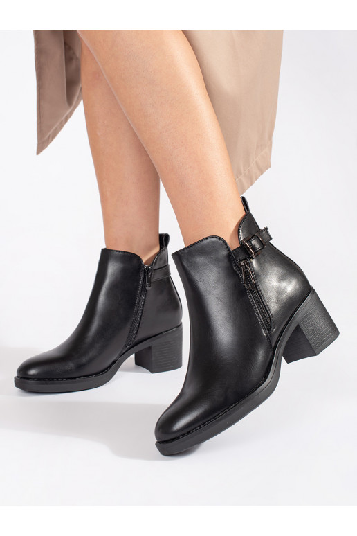 Melns sieviešu zābaki uz papēža z ozdobnym zamkiem i klamrą