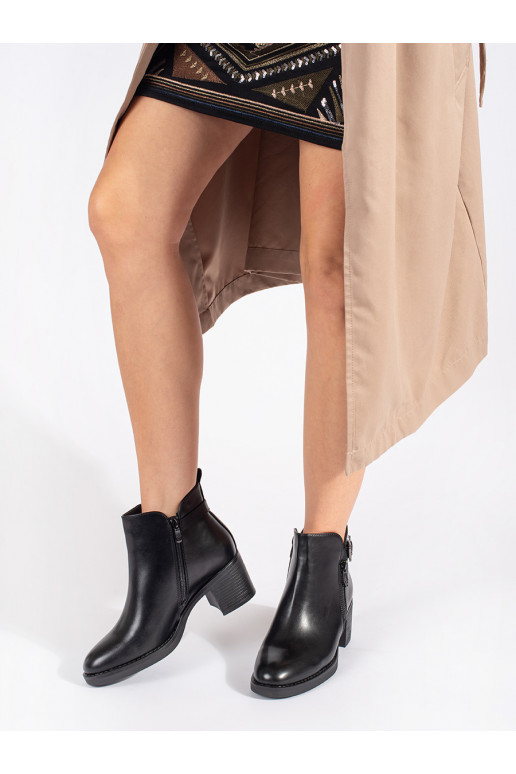 Melns sieviešu zābaki uz papēža z ozdobnym zamkiem i klamrą