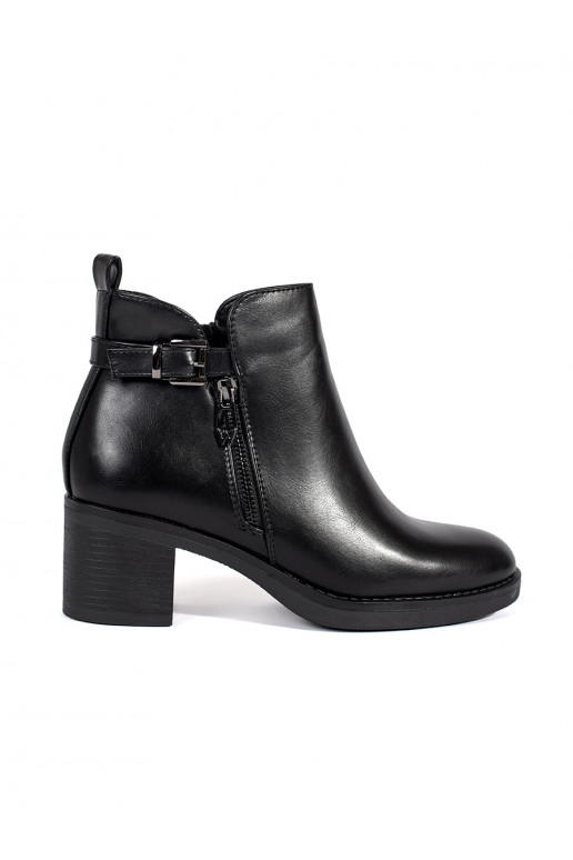 Melns sieviešu zābaki uz papēža z ozdobnym zamkiem i klamrą