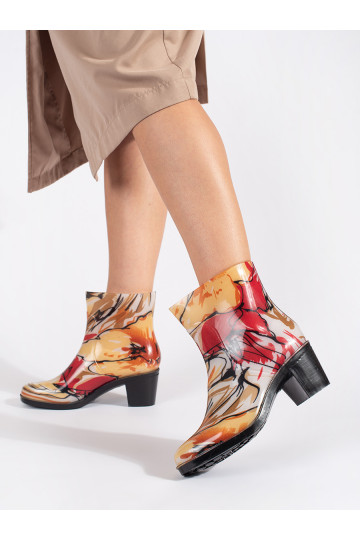 Dažādu krāsu gumijas apavi