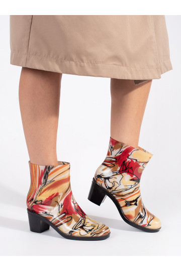 Dažādu krāsu gumijas apavi  2