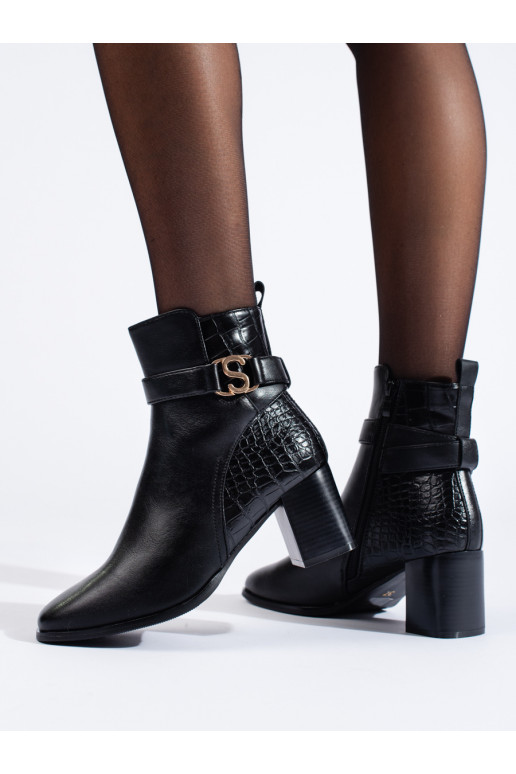 Eleganta stila Melnas krāsas sieviešu zābaki uz papēža Eleganta stila Melnas krāsas sieviešu zābaki uz papēža