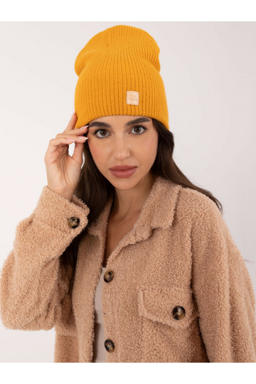 Cepure ir tumši dzeltena