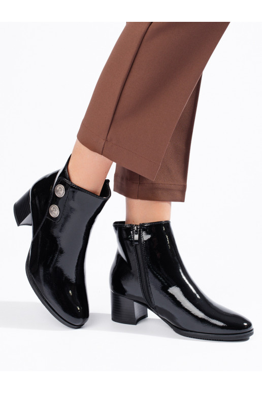  lakoti puszābaki  uz papēža