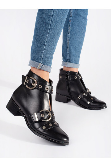 Melns zābaki z wycięciami i ozdobami