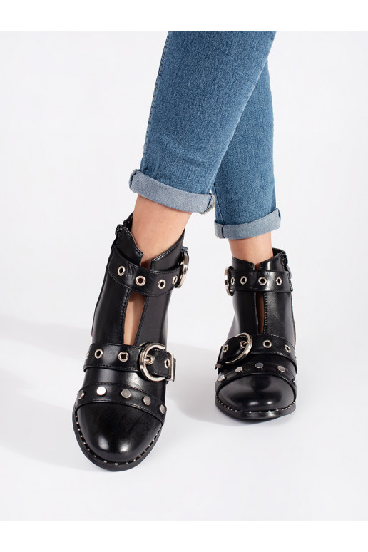 Melns zābaki z wycięciami i ozdobami Melns zābaki z wycięciami i ozdobami