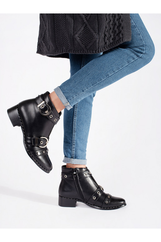 Melns zābaki z wycięciami i ozdobami Melns zābaki z wycięciami i ozdobami