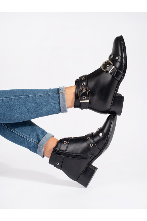 Melns zābaki z wycięciami i ozdobami Melns zābaki z wycięciami i ozdobami