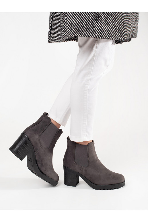 Pelēkas krāsas   uz papēža