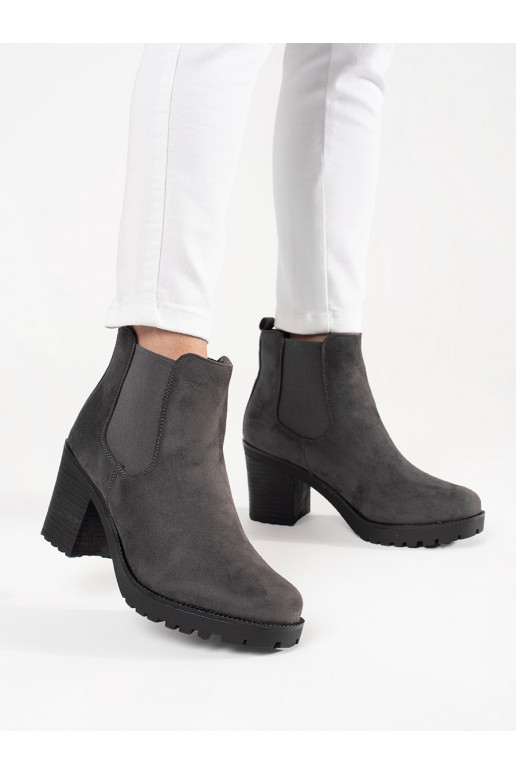 Pelēkas krāsas   uz papēža