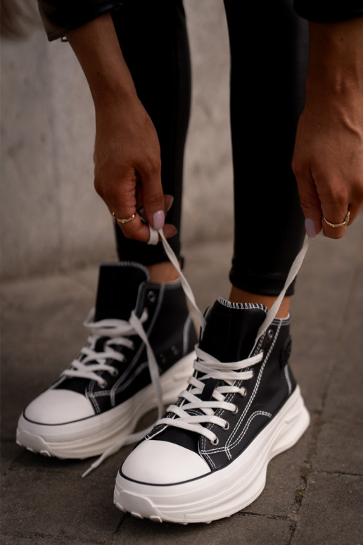 Platformas apavi no eko ādas melnā krāsā Platformas apavi no eko ādas melnā krāsā