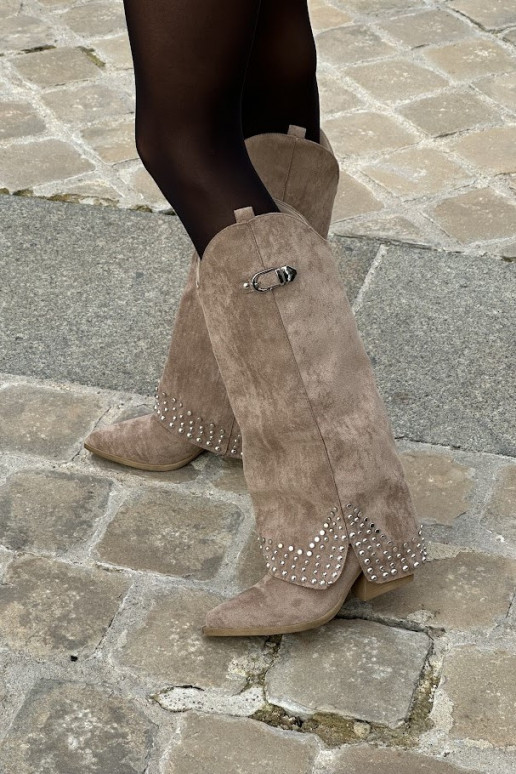 Sniega apavi ar zemu virsotni, ar...