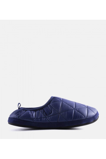 Tumši zilas izolētas čības...