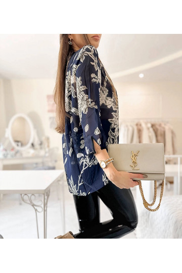 Tumši zila raksta krekls...