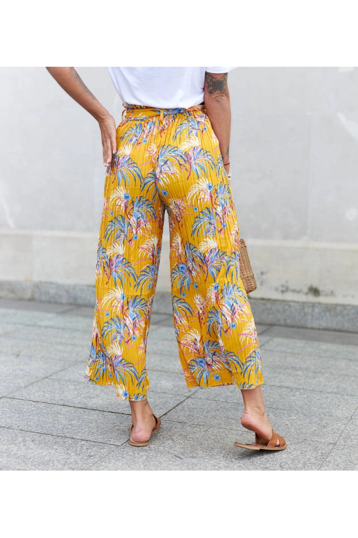 Dzeltenas sieviešu platas kroku Sijam...