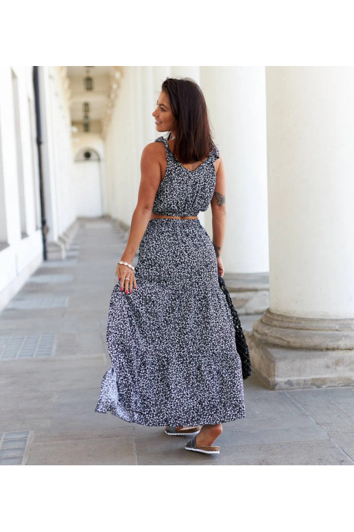 Melns komplekts ar topiņu un svārkiem... Melns komplekts ar topiņu un svārkiem...