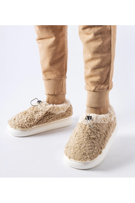 Bēšas siltas čības ar slēgtu papēdi... Bēšas siltas čības ar slēgtu papēdi...