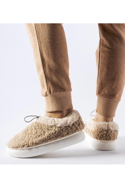 Bēšas siltas čības ar slēgtu papēdi... Bēšas siltas čības ar slēgtu papēdi...