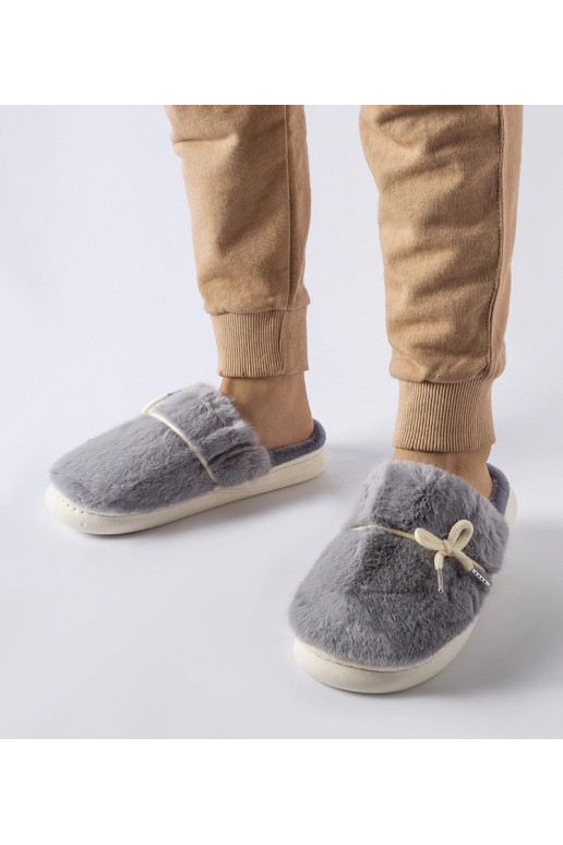 Pelēkas čības ar dekoratīvu aukliņu...