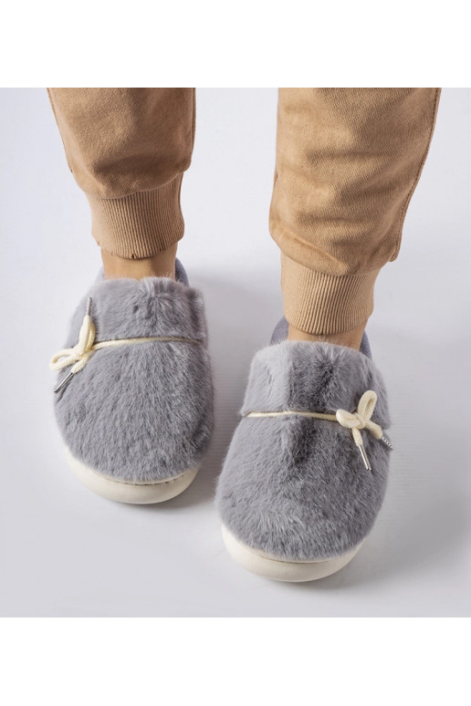 Pelēkas čības ar dekoratīvu aukliņu...