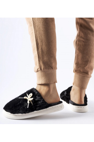 Melnas čības ar dekoratīvu...