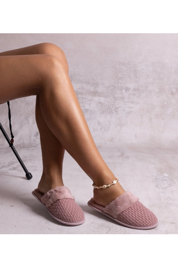 Rozā čības, kas dekorētas...