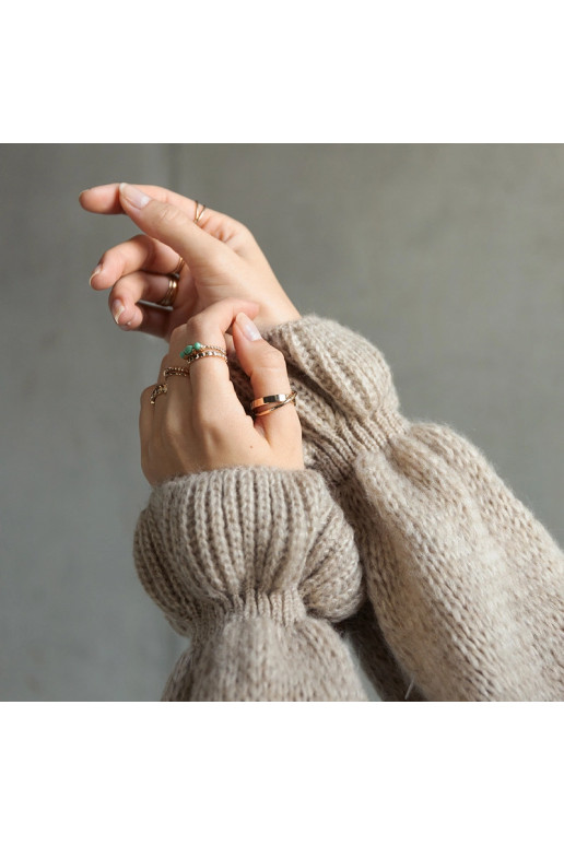 Bēša kleita ar uzvilktām piedurknēm... Bēša kleita ar uzvilktām piedurknēm...