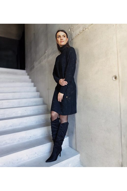 Melna spīdīga vidēja izmēra... Melna spīdīga vidēja izmēra...