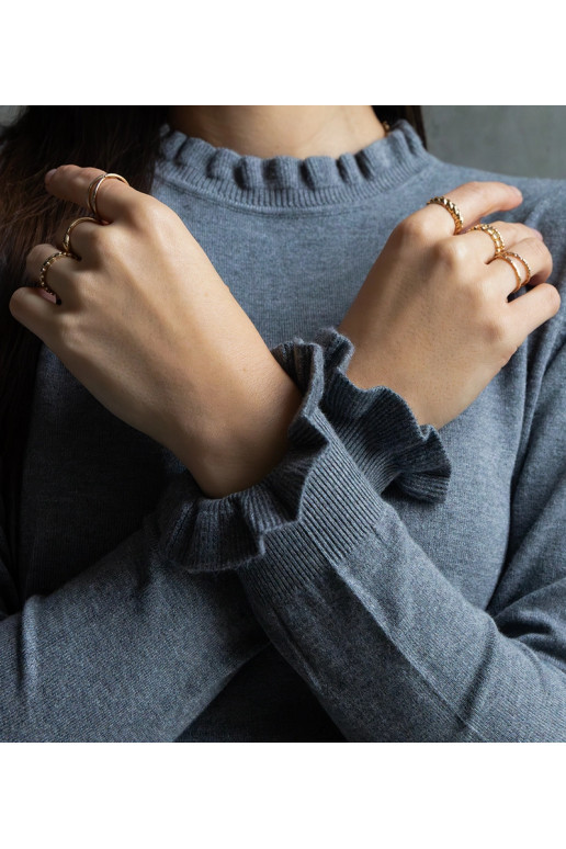 Pelēks mīksts džemperis, dekorēts ar... Pelēks mīksts džemperis, dekorēts ar...