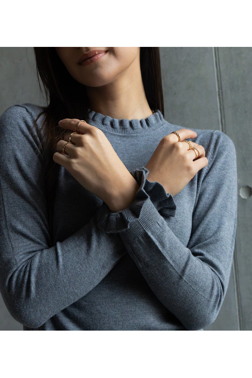 Pelēks mīksts džemperis, dekorēts ar... Pelēks mīksts džemperis, dekorēts ar...