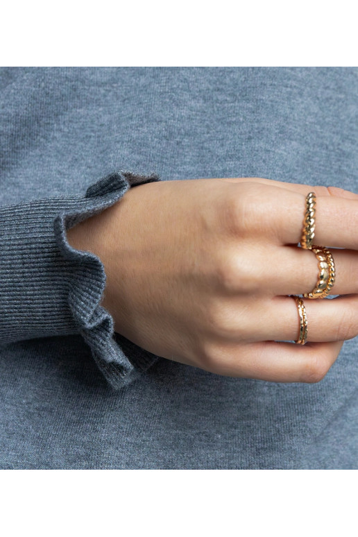 Pelēks mīksts džemperis, dekorēts ar... Pelēks mīksts džemperis, dekorēts ar...