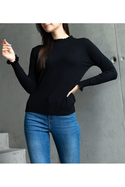 Melns mīksts džemperis, dekorēts ar... Melns mīksts džemperis, dekorēts ar...