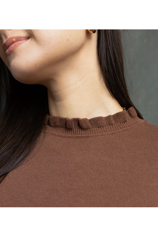 Brūns mīksts džemperis, dekorēts ar... Brūns mīksts džemperis, dekorēts ar...