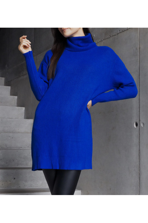 Garš zils mīksts džemperis ar apkakli... Garš zils mīksts džemperis ar apkakli...