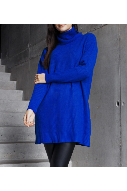 Garš zils mīksts džemperis ar apkakli... Garš zils mīksts džemperis ar apkakli...