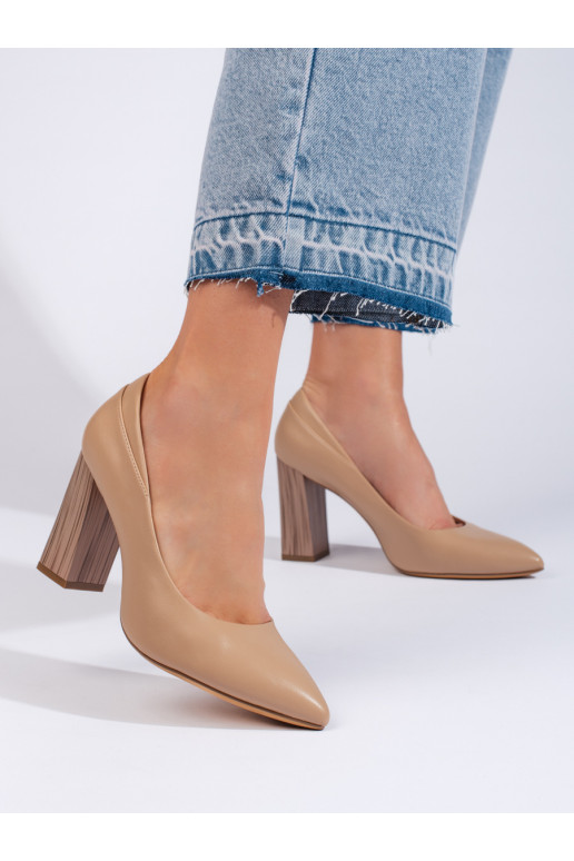 smilšu krāsas puszābaki Sergio Leone na ozdobnym słupku smilšu krāsas puszābaki Sergio Leone na ozdobnym słupku