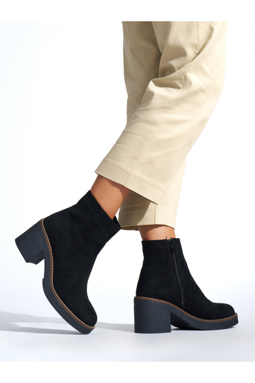 Melns sieviešu zābaki uz papēža Melns sieviešu zābaki uz papēža